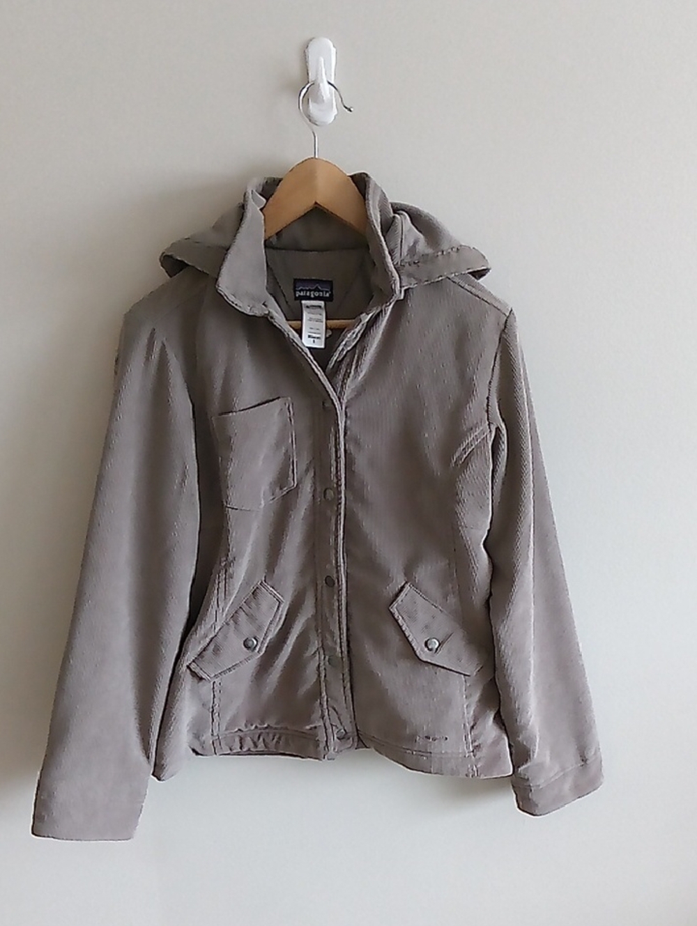 Patagonia Cordwarmer Hooded Corduroy Jacket in Light Taupe Size Small 27146